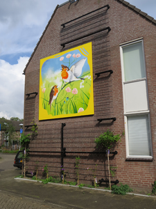 828641 Afbeelding van een paneel uit de serie 'Hollandse vogels', met een schildering van roodborstjes, in het buurtje ...